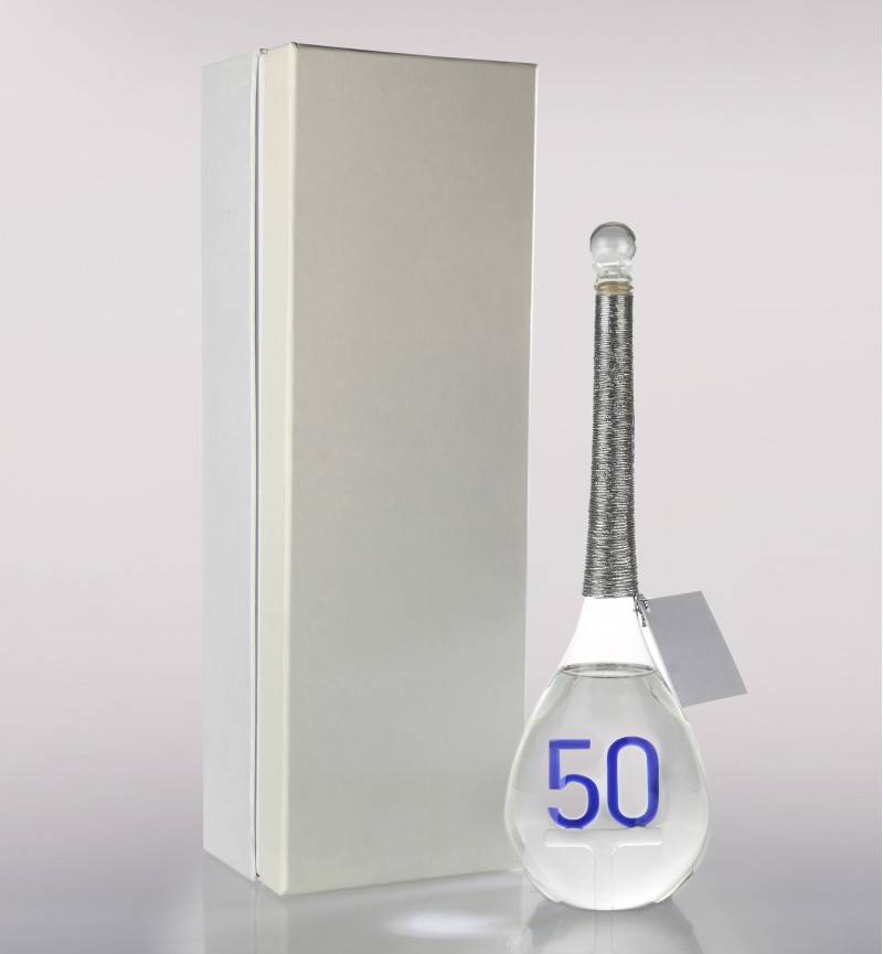 Цифра 50 внутри бутылки с "Царской"