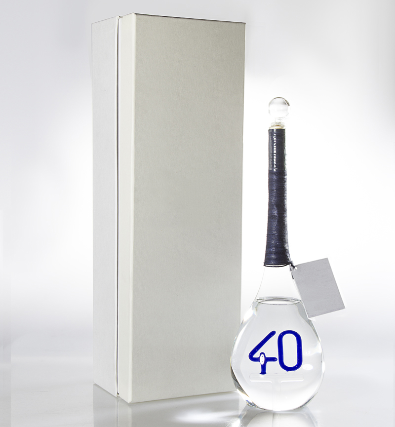 Цифра 40 внутри бутылки с "Царской"
